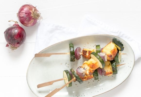 Courgette spiezen met halloumi